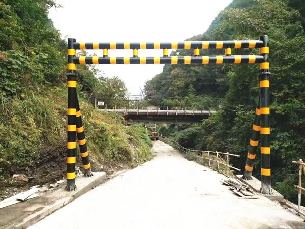 生产公路交通标志牌杆,制作道路指示标识牌厂家_河北国城交通设施有限